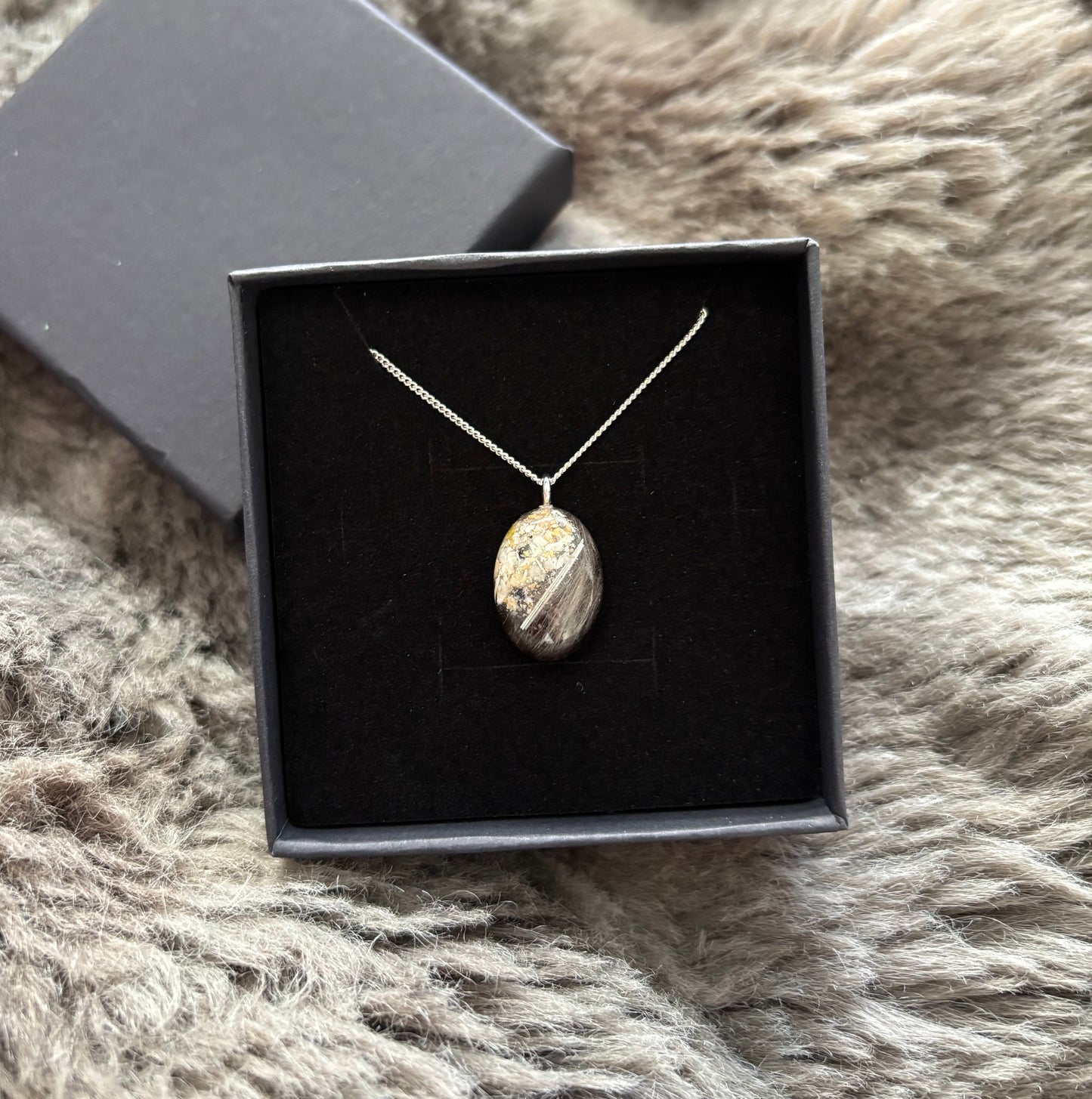 Erinnerungskette mit personalisiertem Fellanhänger, oval