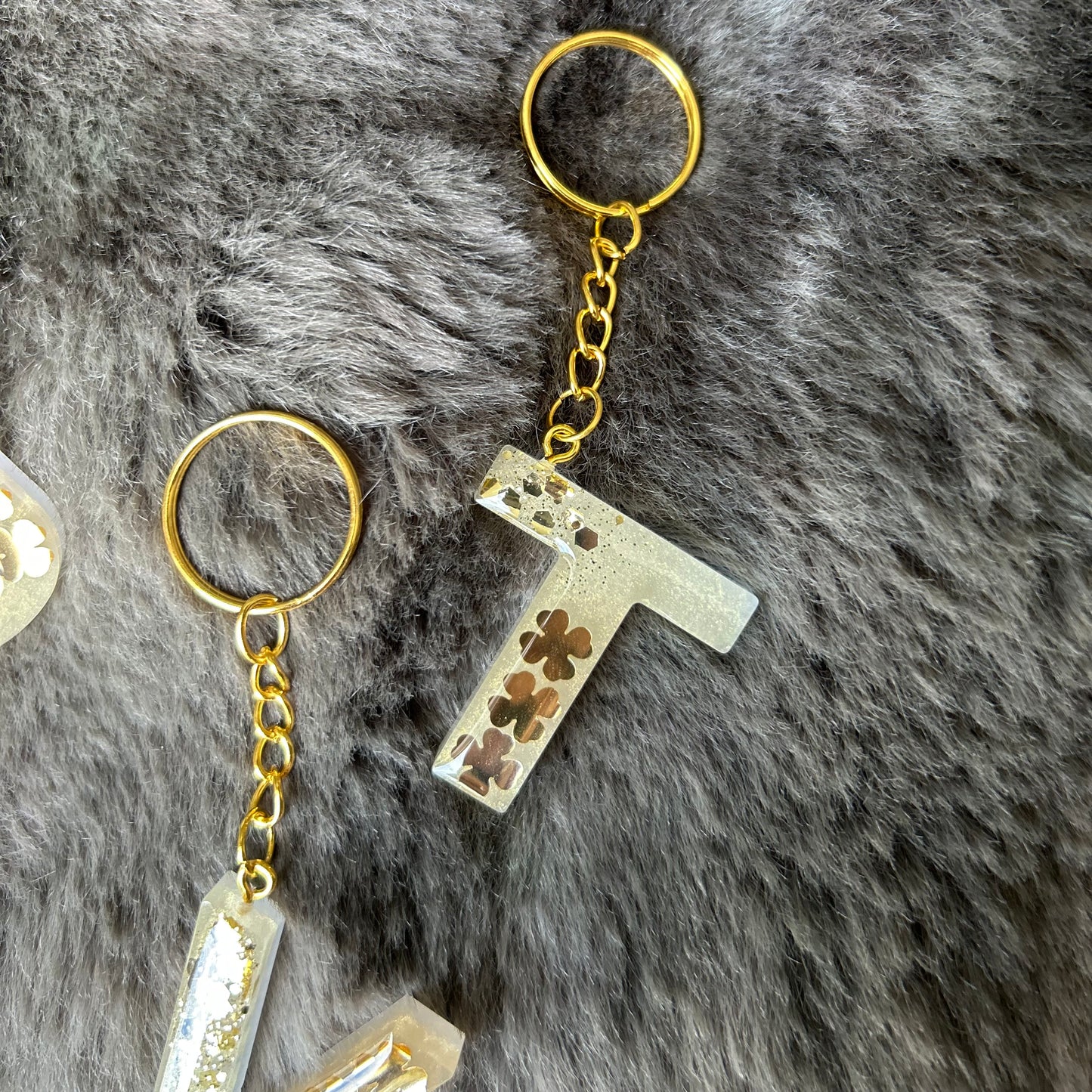 Schlüsselanhänger Buchstabe mit Kleeblättern