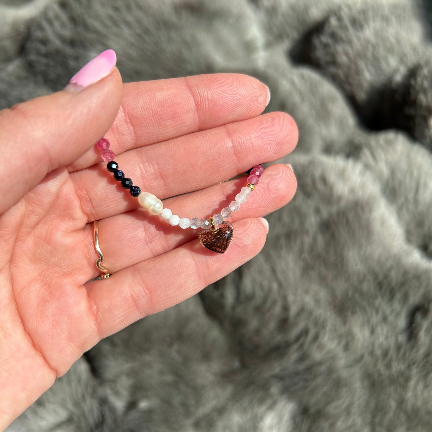 Armband aus Edelsteinen mit Fellanhänger - Erinnerungsschmuck