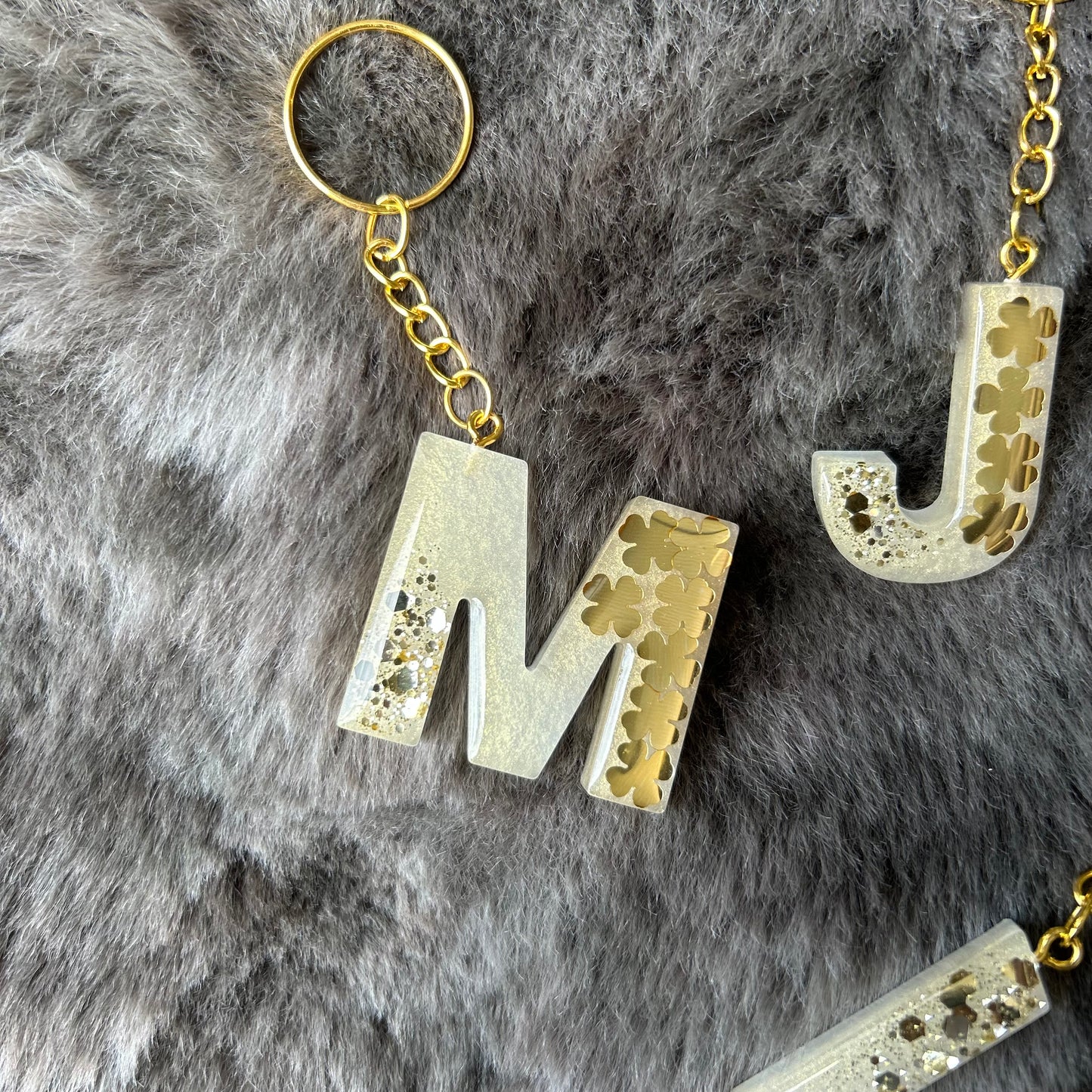 Schlüsselanhänger Buchstabe mit Kleeblättern