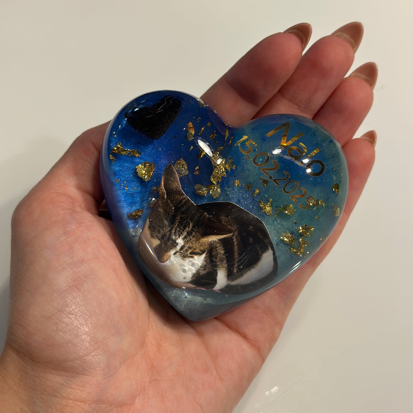 Erinnerungsstück Herz – Personalisiertes Andenken aus Epoxidharz