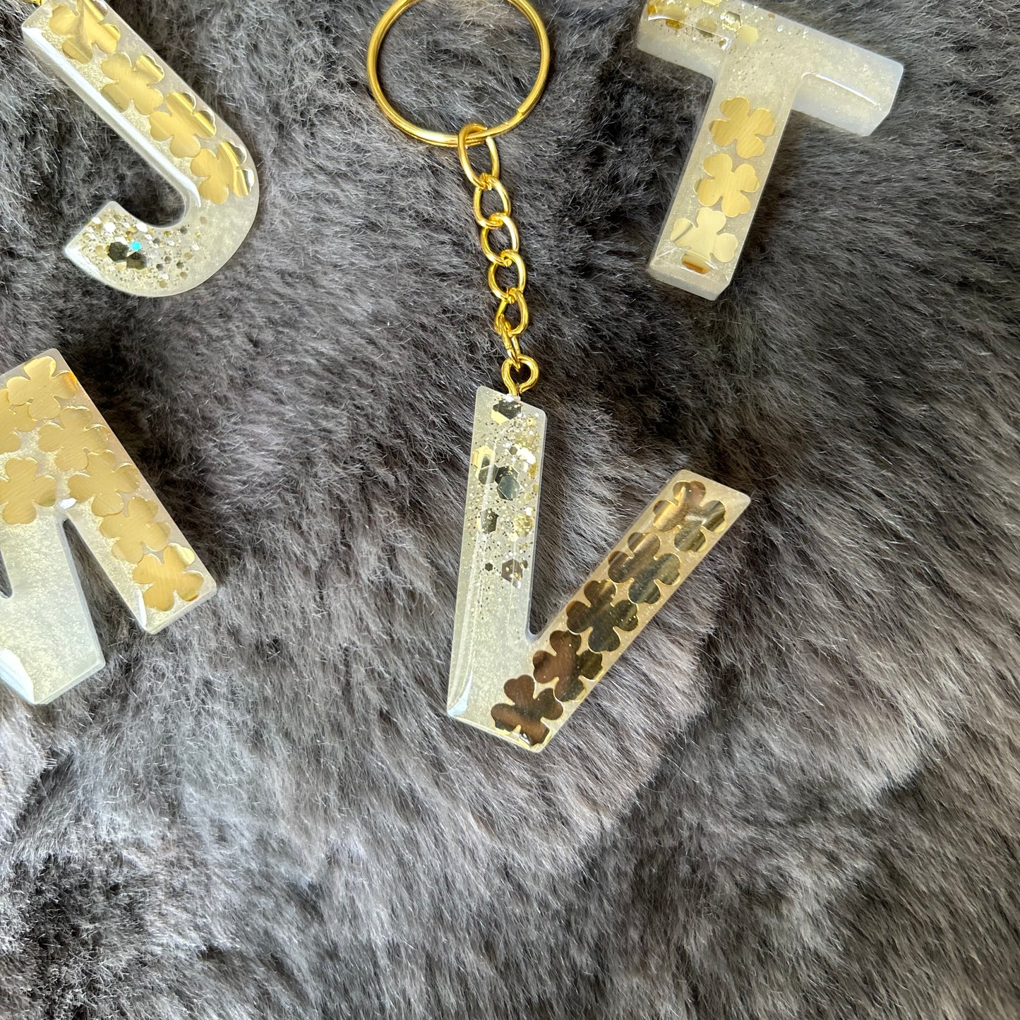 Schlüsselanhänger Buchstabe mit Kleeblättern