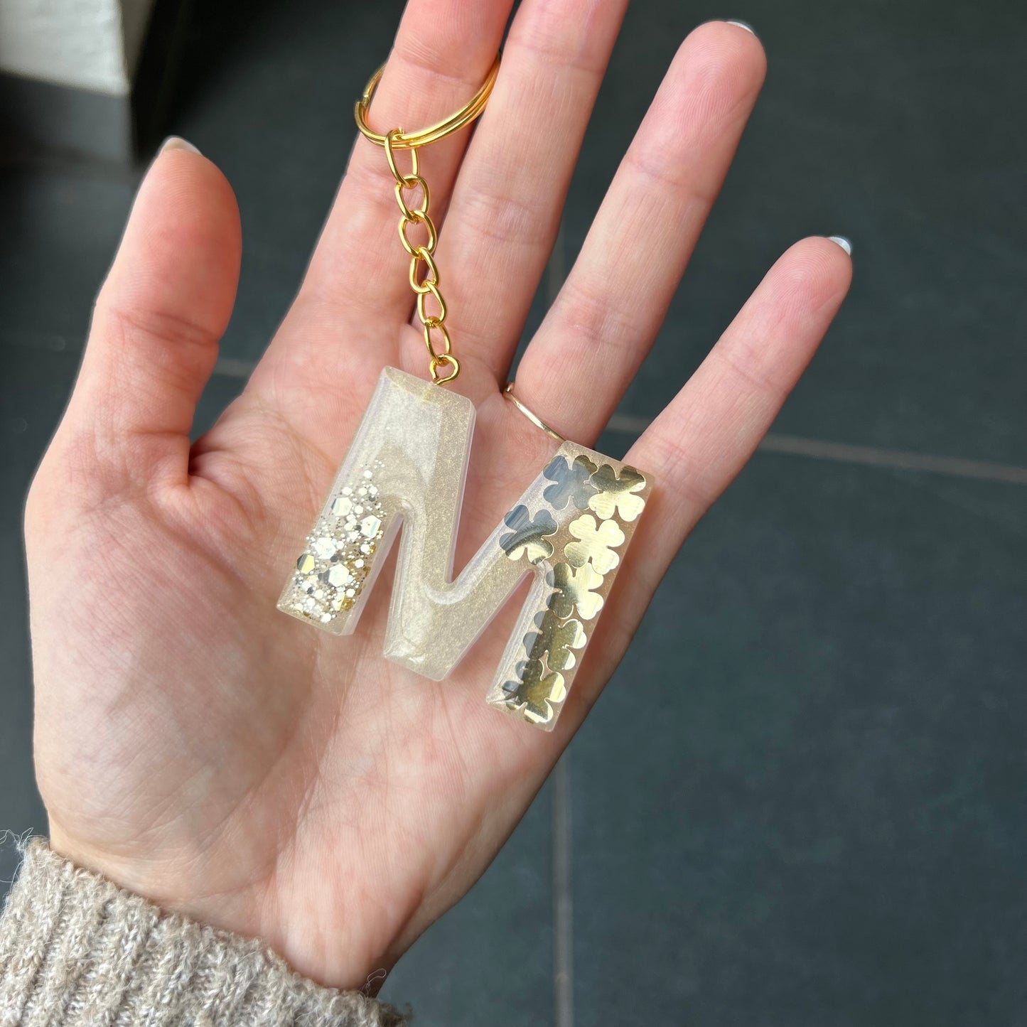 Schlüsselanhänger Buchstabe mit Kleeblättern