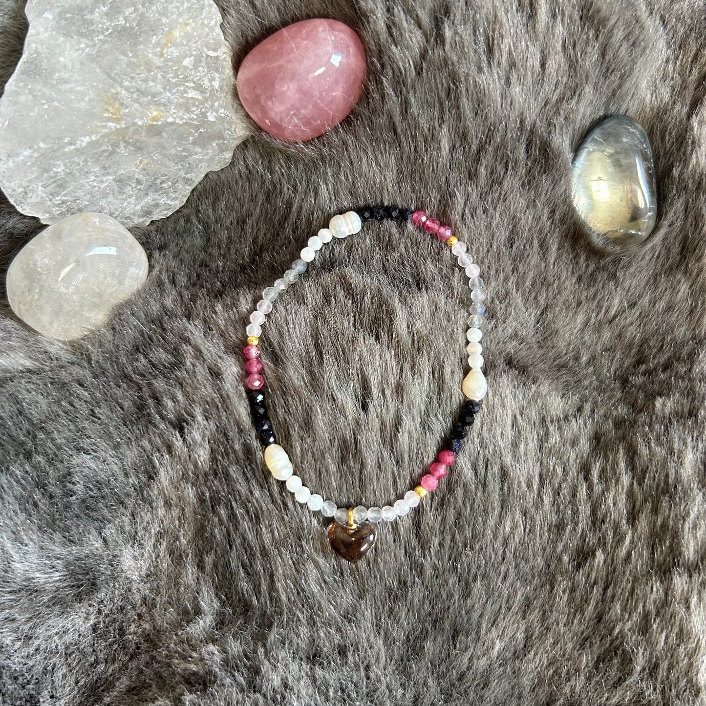 Armband aus Edelsteinen mit Fellanhänger - Erinnerungsschmuck