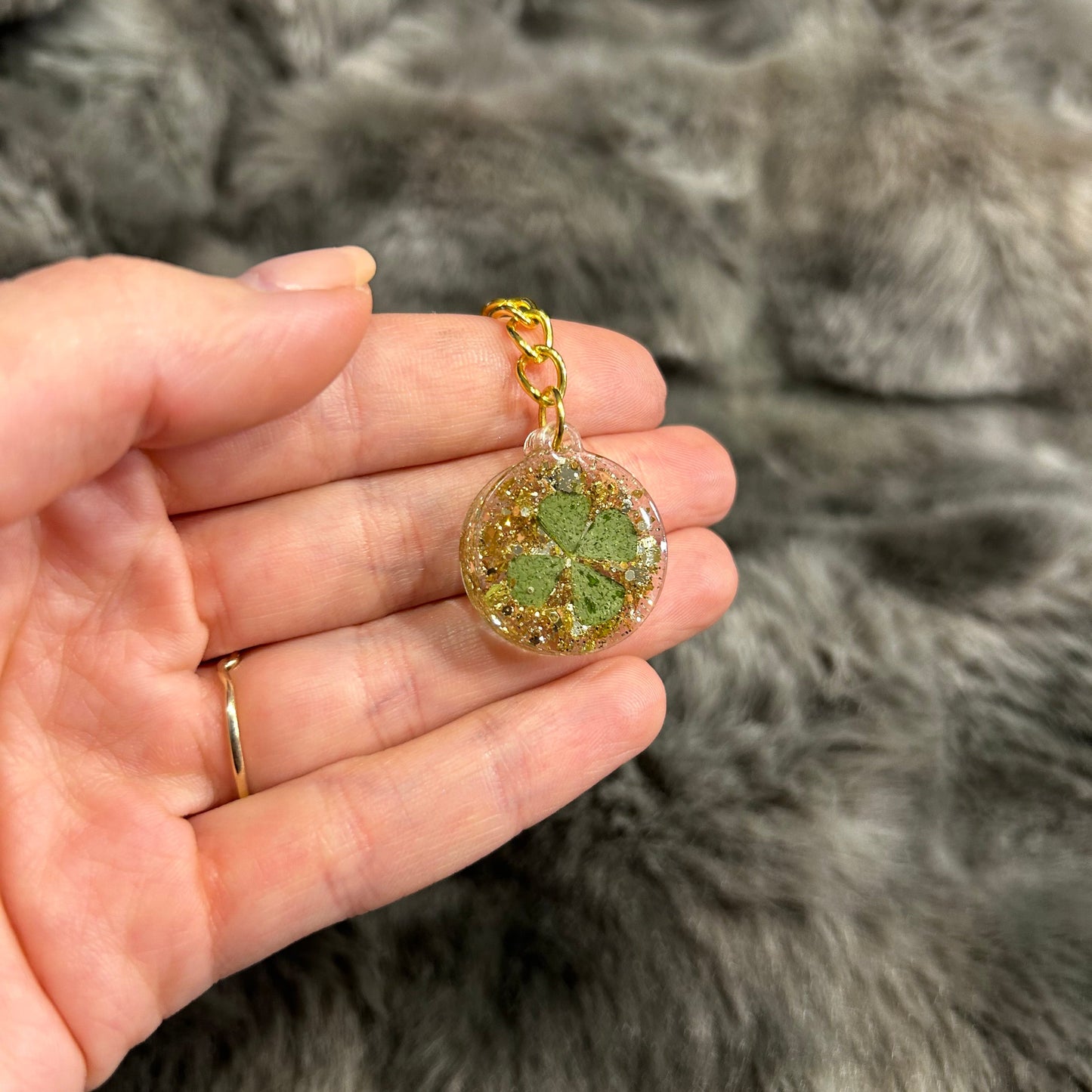 Kleeblatt Schlüsselanhänger – Glücksbringer mit echtem vierblättrigem Kleeblatt