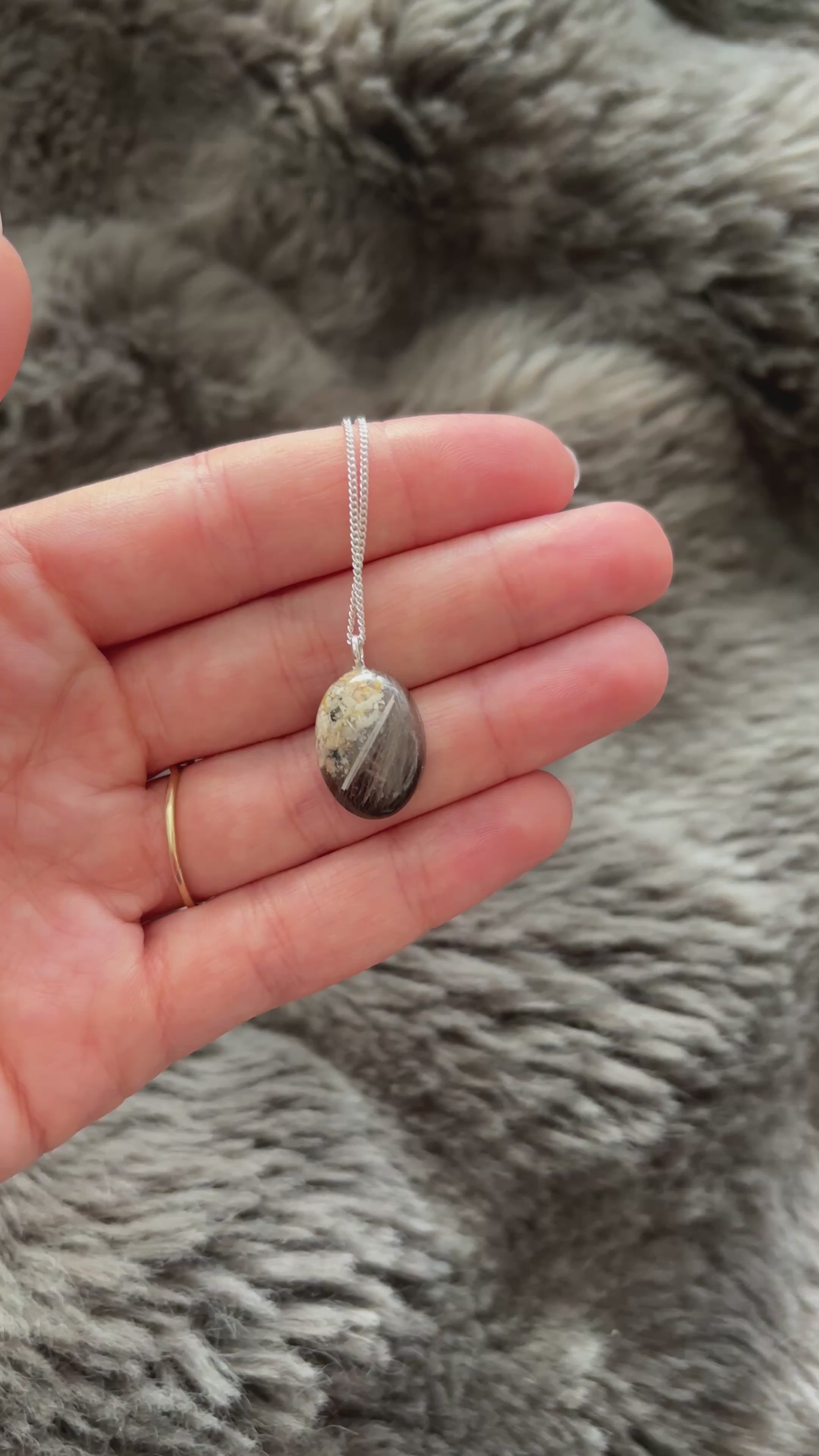 Erinnerungskette mit personalisiertem Fellanhänger, oval
